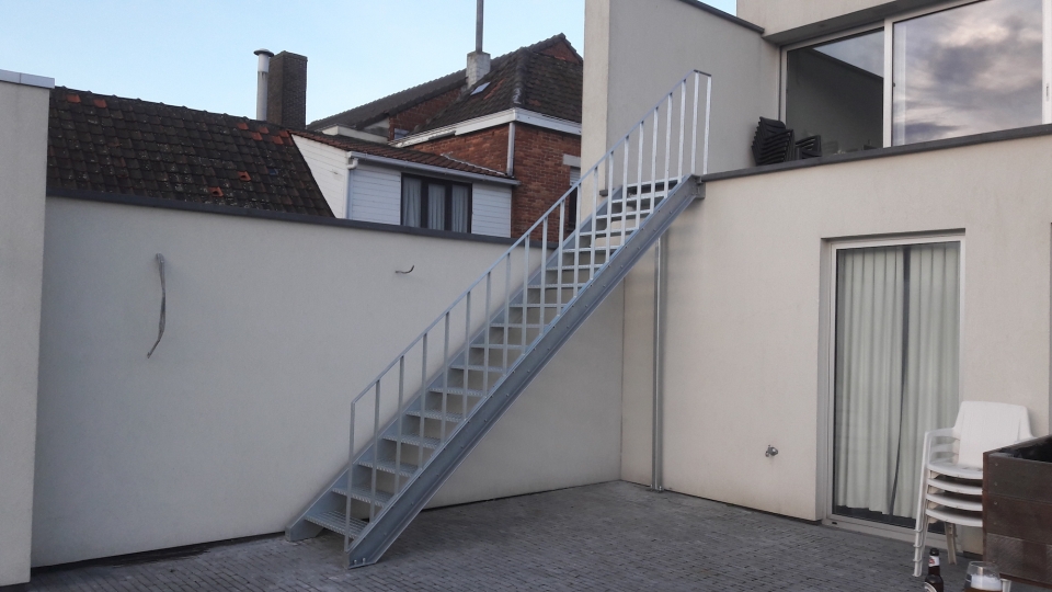 Industriële buitentrap met balustrade