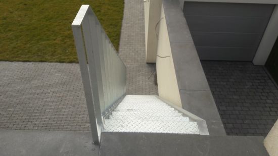 Industriële buitentrap met balustrade